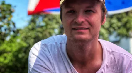 Jonas Skjelde, Tidligere Solbakken-elev, skuespiller ved Det Vestnorske Teateret,  studert skuespill ved Nord Universitet og nå bachelor ved Khio
