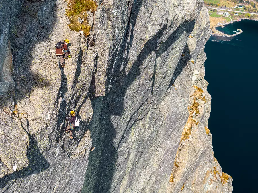 Elevar klatrar Via Ferrata Hornelen
