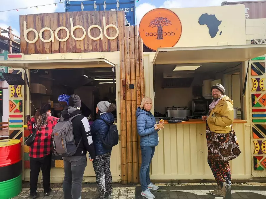 Elever på Folkehøgskolen Sørlandet tester street food. 