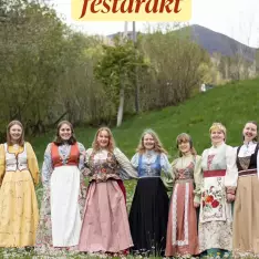 Elevene ved @saumogstrikkfjordanefhs kan feire 17.mai i egensydde festdrakter 🇳🇴 🌿 Festdraktene er laget av overskudd...