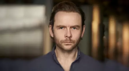Jan Gunnar Røise, tidligere Solbakken-elev, nå skuespiller. Utdannet ved Khio, skuespiller på Nationaltheatret, og filmskuespiller. Aktuell med Makta på Nrk.
