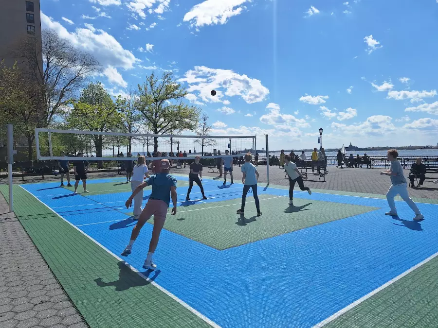 Elever fra Folkehøgskolen Sørlandet spiller volleyball i New York. 