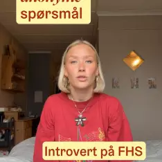 Er de med enerom rare? Mina fra @karmoyfhs svarer #folkehøgskole #folkehøyskole #fhsliv #internat #enerom