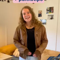 Er du enig i tipsene? Lilly viser frem rommet sitt ved @fjordanefhs 🛏️ Skriv dine beste pakkehacks for folkehøgskolen �...